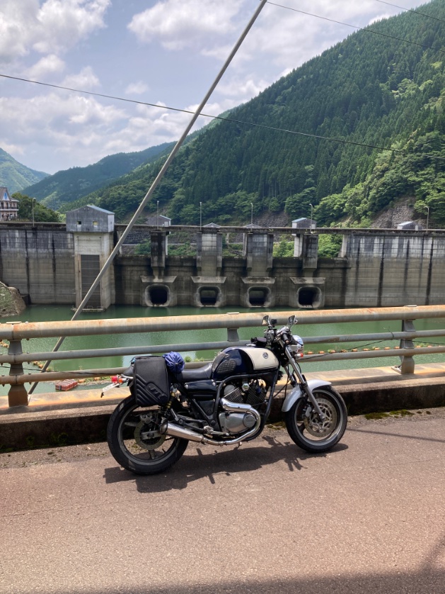 vndn34g's tweet photo. R265で霧島を目指すも通行止めで断念、小林市まで行けず
予備ルートも通行止めって…
4DNが燃費良くて良かった、足の短いバイクだったら電波圏外の山の中で詰んでた
#4DN #R265 #通行止め https://t.co/lBC5EMeV9J