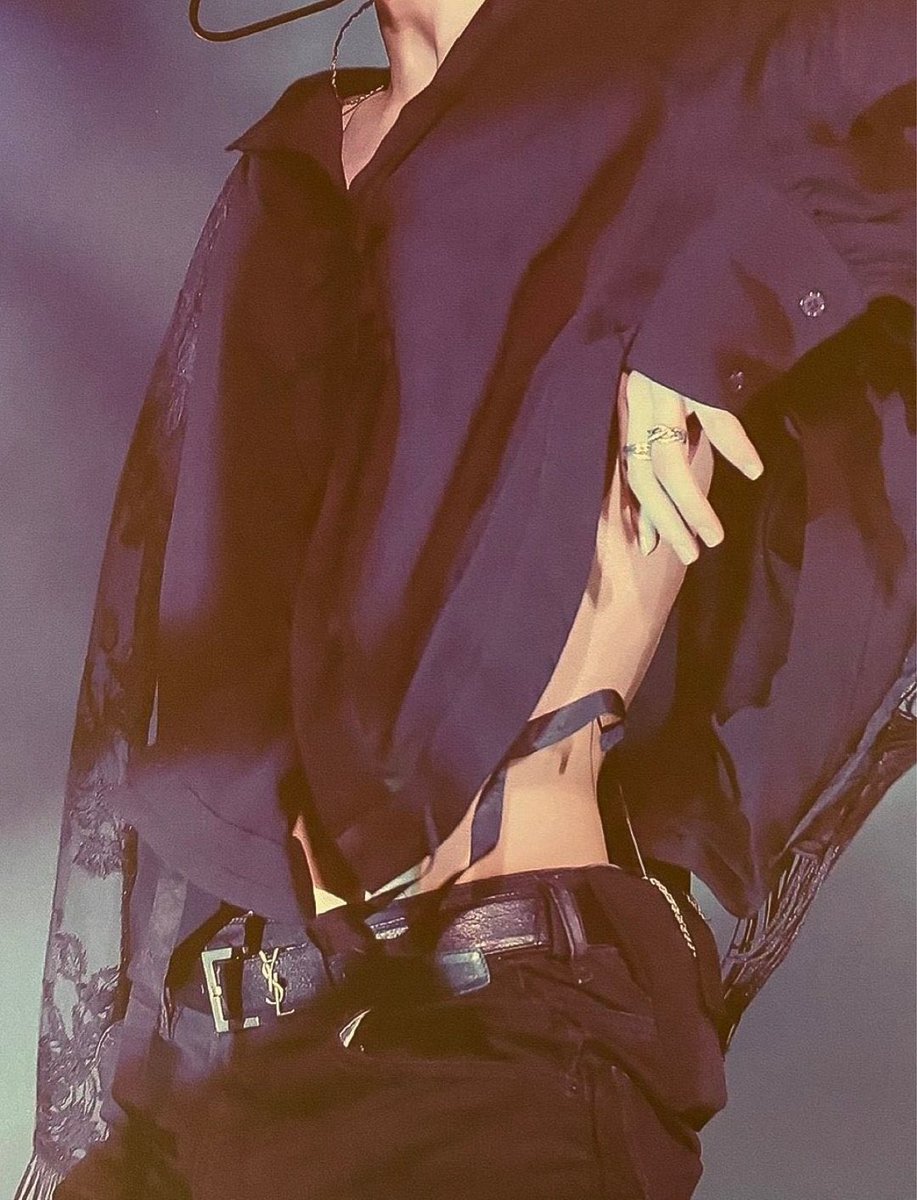 dailyjimn's tweet photo. 👥: “It was clearly visible how beyond pretty Jimin’s body line” https://t.co/ovAoRhZ7gF