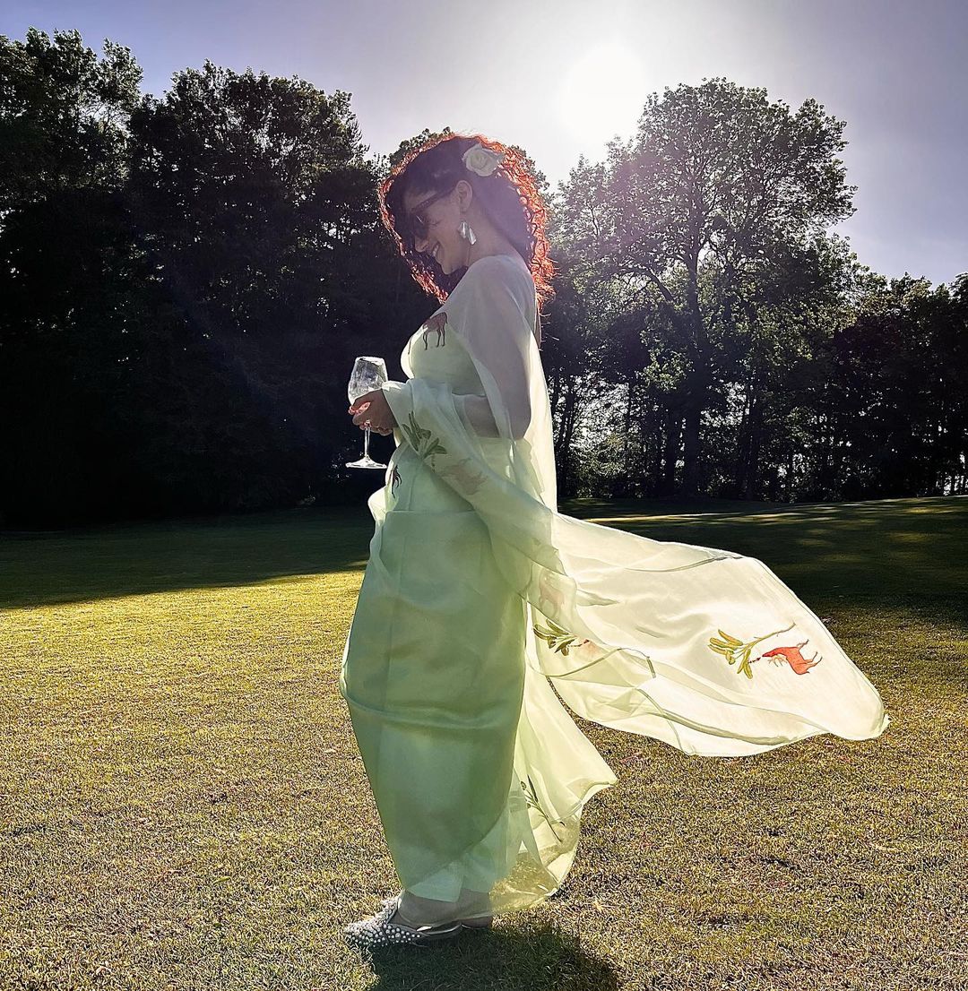 telugufilmnagar's tweet photo. The sun is shining and so is she! ☀️😍

#Taapsee #TaapseePannu @Taapsee #TeluguFilmNagar https://t.co/PaUjPaEdXC