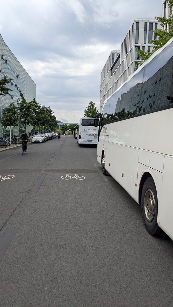 chr2stoph's tweet photo. Update Juni 2022: Hurra! Es hat sich endlich herumgesprochen, dass man dank Fahrradstraße hier jetzt parken darf! Hamwa wieder was für die Verkehrswende geleistet. #Alexanderufer (7/6) @almut_neumann @HendrikB_ @St_Lehmkuehler @ayranundspeck @blumenrad https://t.co/cG08Zq5cF1