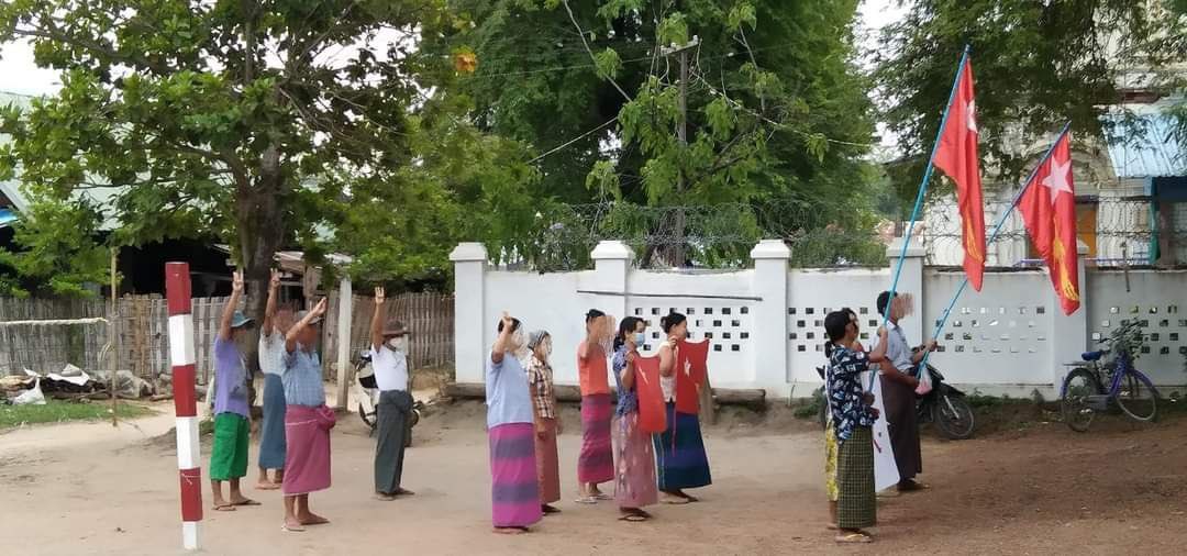 FallenFreedom21's tweet photo. Unrelenting people from Shwebo, Sagaing region, took a stride in marching as a strike to overthrow military dictatorship today, flying the flags high.   #2022Jun12Coup #WarCrimesOfJunta #WhatsHappeningInMyanmar https://t.co/x6beU9pufR