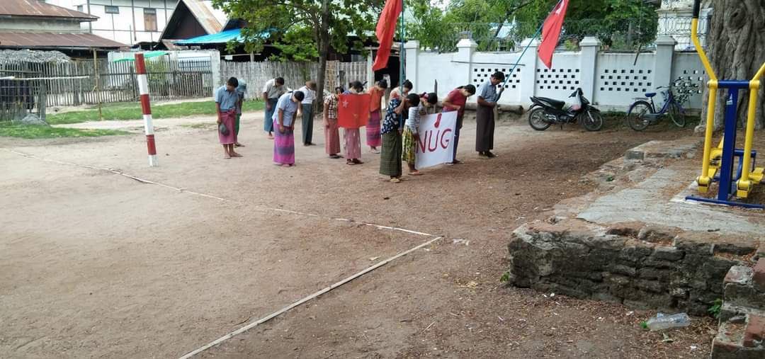 FallenFreedom21's tweet photo. Unrelenting people from Shwebo, Sagaing region, took a stride in marching as a strike to overthrow military dictatorship today, flying the flags high.   #2022Jun12Coup #WarCrimesOfJunta #WhatsHappeningInMyanmar https://t.co/x6beU9pufR