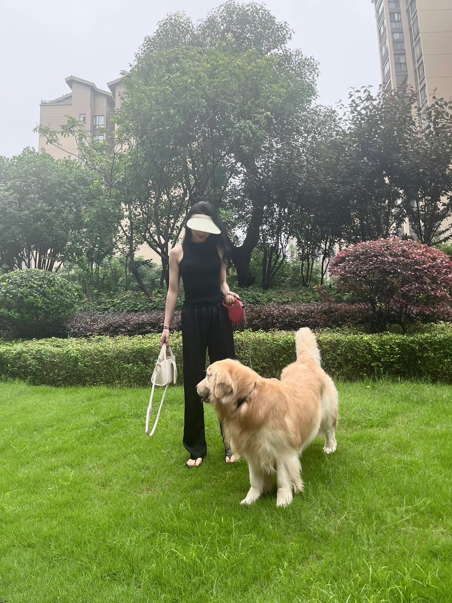 evzvv55's tweet photo. 做完志愿者，去亲戚家遛狗 https://t.co/TY6S2AWaew