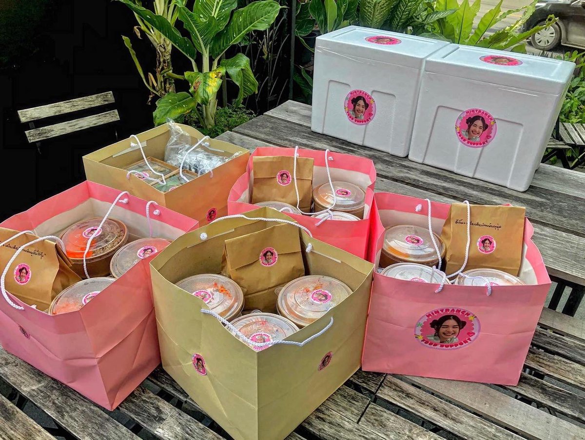 mintranchclub's tweet image. Food Support @mintt_r ส่งกำลังใจไปให้ถึงกองถ่าย #ดุจอัปสร #ดวงใจเทวพรหม ขอให้เป็นวันเริ่มต้นที่ดี และผ่านไปได้อย่างราบรื่นนะคะ ✌🏻💗
.
❤️ ขอขอบคุณพี่กุ้งนางมากๆเลยนะคะ🙏🏻

#mintranch #mintranchrawee 
#mintranchclub #มิ้นท์รัญชน์รวี