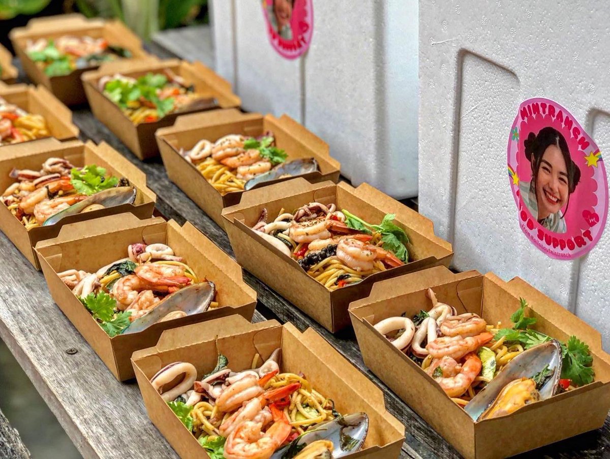 mintranchclub's tweet image. Food Support @mintt_r ส่งกำลังใจไปให้ถึงกองถ่าย #ดุจอัปสร #ดวงใจเทวพรหม ขอให้เป็นวันเริ่มต้นที่ดี และผ่านไปได้อย่างราบรื่นนะคะ ✌🏻💗
.
❤️ ขอขอบคุณพี่กุ้งนางมากๆเลยนะคะ🙏🏻

#mintranch #mintranchrawee 
#mintranchclub #มิ้นท์รัญชน์รวี