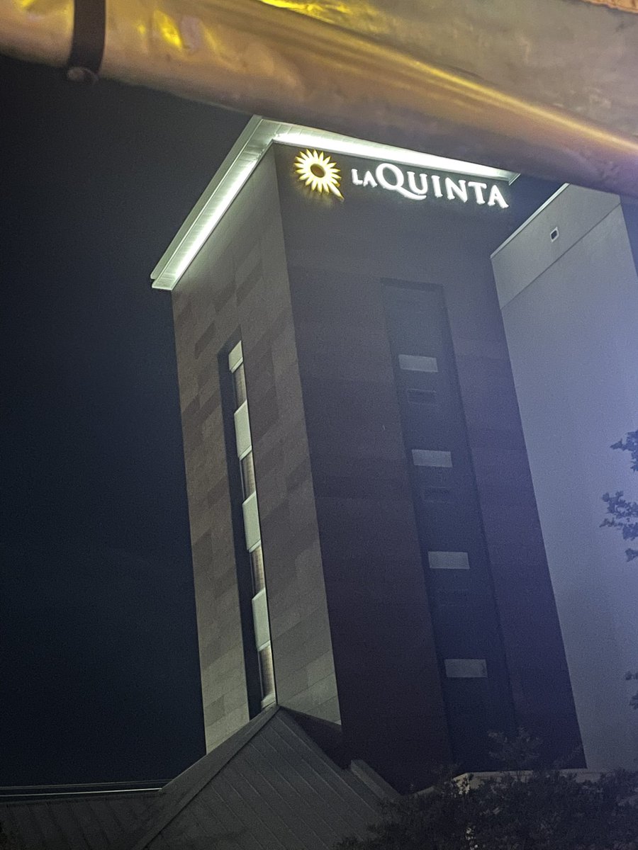 Des6286's tweet photo. @jayworthy142 shout out to my guy….LaQuinta Inn #ClassicShit https://t.co/0PLgmObRKY