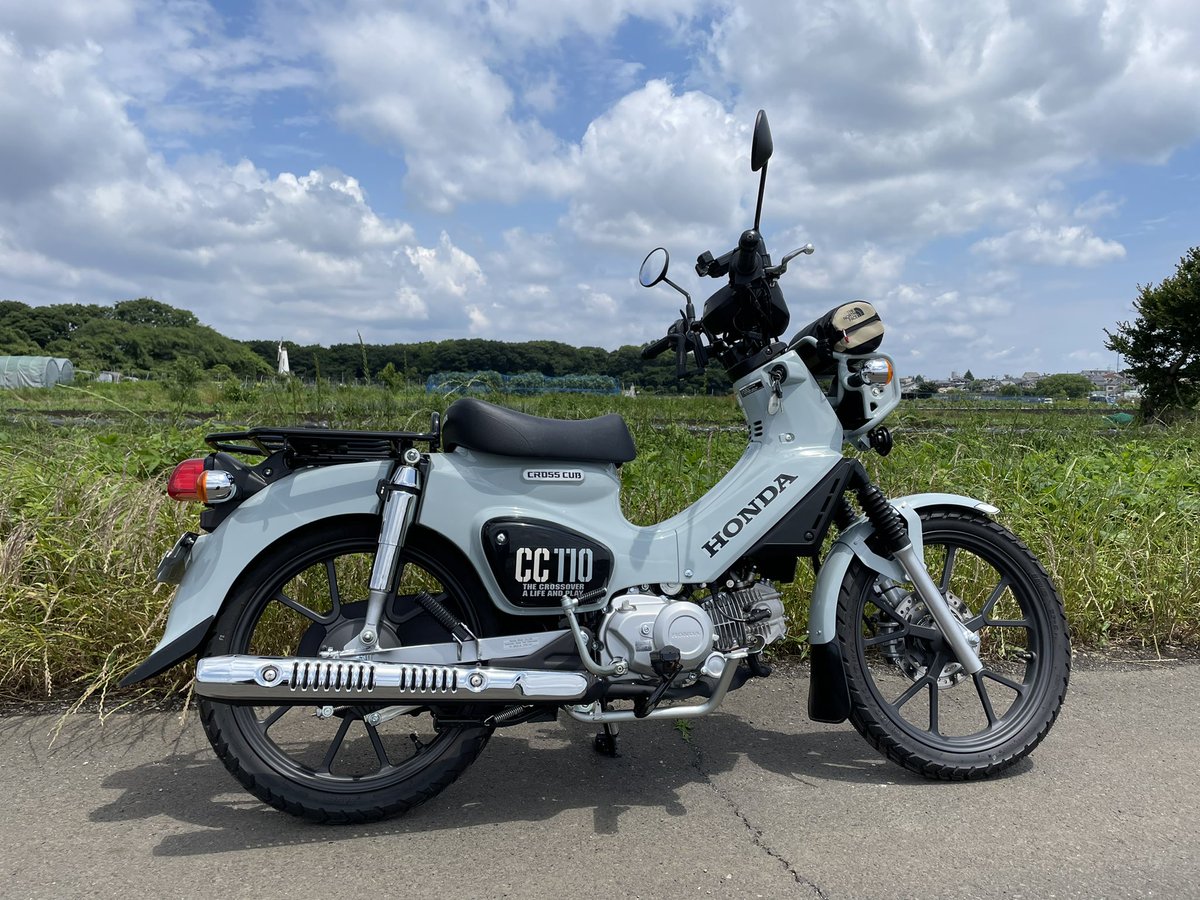 sekitomo_mo's tweet photo. 晴れ間にカブ散歩。
右折禁止ゾーンを見落として、なおかつしっかり捕まりました。
罰金6000円。くそーっ！
#クロスカブ110
#プコブルー https://t.co/zo4mJMOmWi