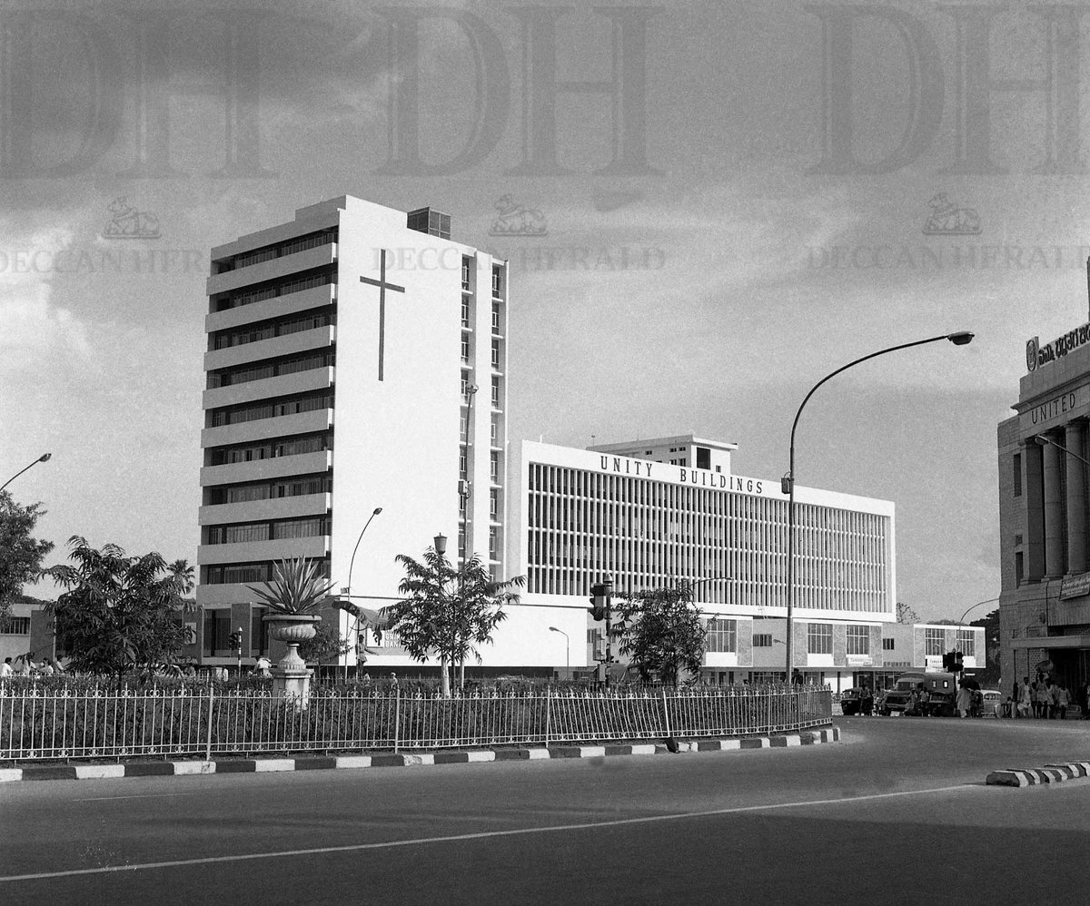 IndiaHistorypic's tweet photo. 1975 :: Traffic In Bangalore 

( Photo - @DeccanHerald ) https://t.co/fA4yWa8Vir