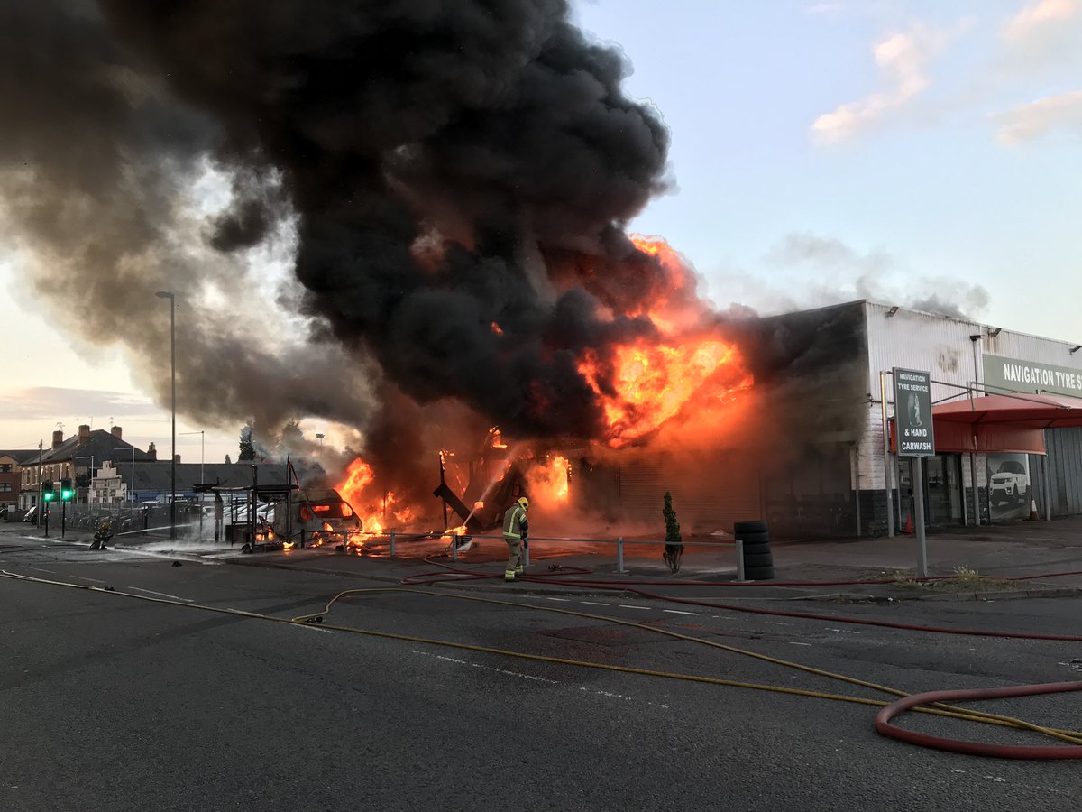 DerbyshireFRS's tweet photo. ⚠️Due to the ongoing incident on London Road, #Wilmorton local residents are advised to keep doors &amp; windows shut due to smoke from the fire. 
London Road is closed between Ascot Drive &amp; Raynesway. #Derby https://t.co/nDU2Rmra6z