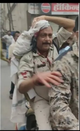 _priyam07's tweet photo. @buddy_shahrukh how peaceful they protest 👏👏👏
#IStandWithNupurSharma 
#StandWithAfreenFatima https://t.co/08169QQ0xb