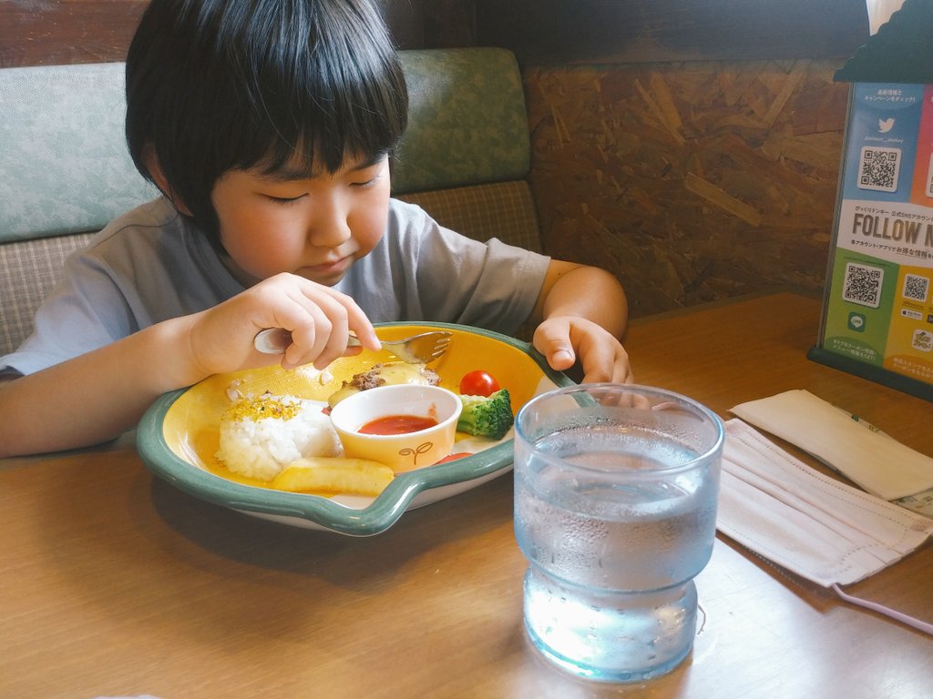武藤 タケトウ 弥生 パン屋スタッフ 今日は午前中のんびりしてから母の買い物に付き合って貰ってからのリクエストで びっくりドンキーでランチ 久々にチーズバーグディッシュ こっちゃんは眠気に襲われ時々カクンカクンしながら食べてます 赤ちゃん
