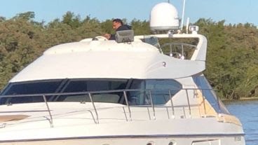 RodrigoMiro76's tweet photo. Mayo, 2018. Imputado en la megacausa por estafas inmobiliarias, el empresario Marcelo Jaef estaba obligado a quedarse en su casa. Como se lo vio en un yate, los fiscales Narvaja y Haurigot pidieron revocarle la domiciliaria. Pero hubo un juez que se la mantuvo: Hernán #Postma https://t.co/CgEyUlFrvY