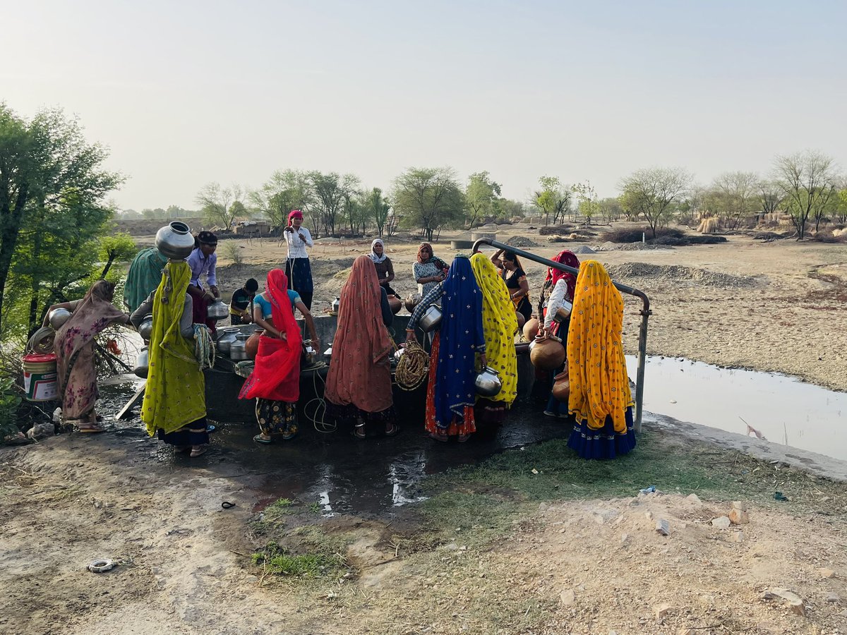 ये गाँवो में पानी लेने आने वाली महिलायें है जो एक से लेकर  पाँच किलोमीटर से पानी लेने आती है ! इनके खेतों में पानी नहीं है ! खेतों में सिर्फ़ एक फसल होती है वो भी मानसून पर निर्भर है !इनकी समस्या मिटनी चाहिये ! 
#ERCP_महापंचायत_खुर्रा
#ERCP_National_Project