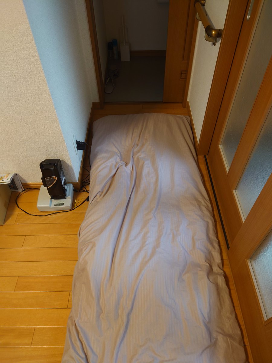 toshiayunoroke's tweet photo. 昨日、あゆと、お酒とおつまみを買って、夜食パーティーをしたの���すが
あゆが人生初のゲロッパ！！

凄く楽しかったらしい。
まあ滅多にやれないからね。

６連勤明けで寝ている僕を起こさないように吐いてたけど、

バレて、結局トイレの前に掛け布団を寝袋代わりにして、二人で寝ました🤣🤣

可愛い https://t.co/hqtNm7fg17
