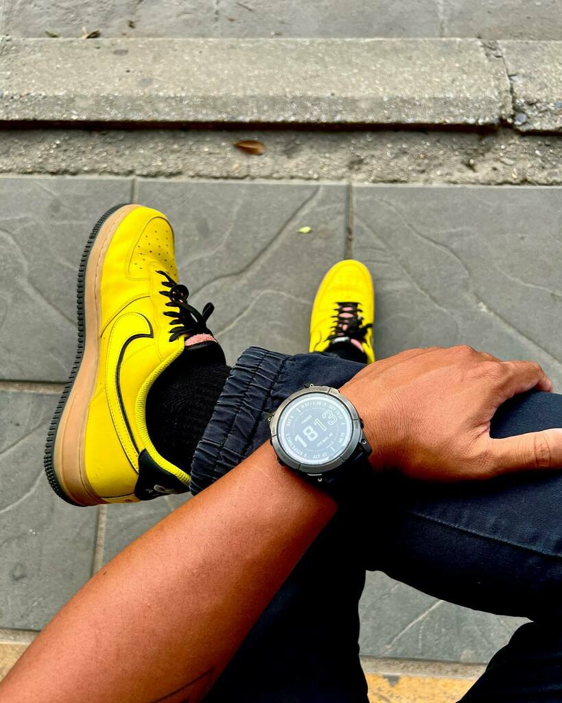 buithucdong's tweet photo. đợi xe đò #nikeairforce1 #garmin https://t.co/HOpT8QqBUO https://t.co/rz5hZNRFF7