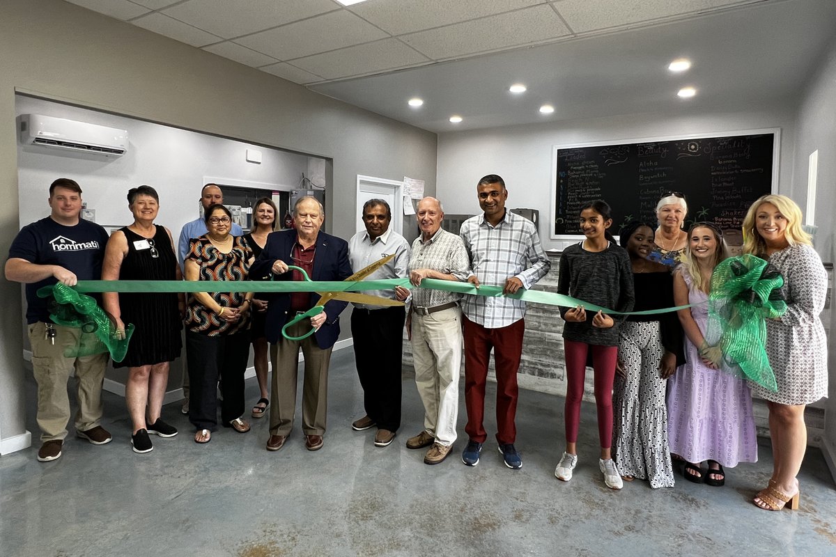 EveryoneLeeds's tweet photo. Leeds Nutrition opened this week and celebrated with a ribbon cutting on Friday with the Leeds Area Chamber of Commerce and the City of Leeds.  Location: 7296 Parkway Drive - Suite 111, Leeds. More Info: https://t.co/rpVwdGC8bU #EveryoneLeeds #LeedsHappenings #LeedsAreaChamber https://t.co/G127CR7Lbf