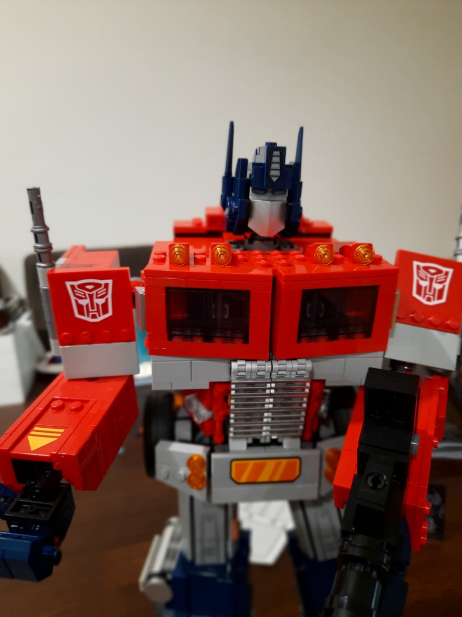 JayBallzup's tweet photo. The Lego Optimus Prime is pretty awesome. Best bit is removing a single piece allows Optimus to flip the bird. https://t.co/cqPkpCVSUn