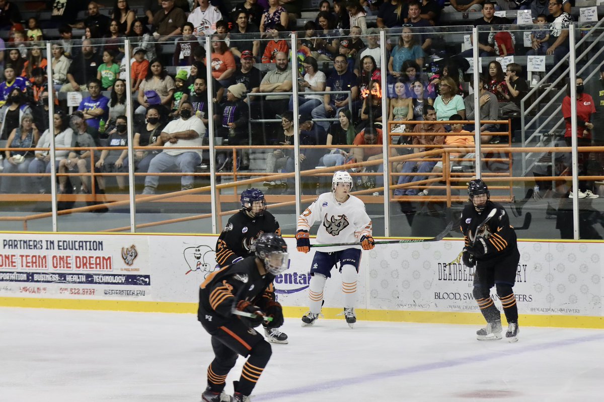 El_Paso_Rhinos's tweet photo. Team White leads Team Black by one after the first period! The #RhinoDevelopmentCamp All-Star Game has a great crowd tonight! 🎉 https://t.co/TbeNPpaIaJ
