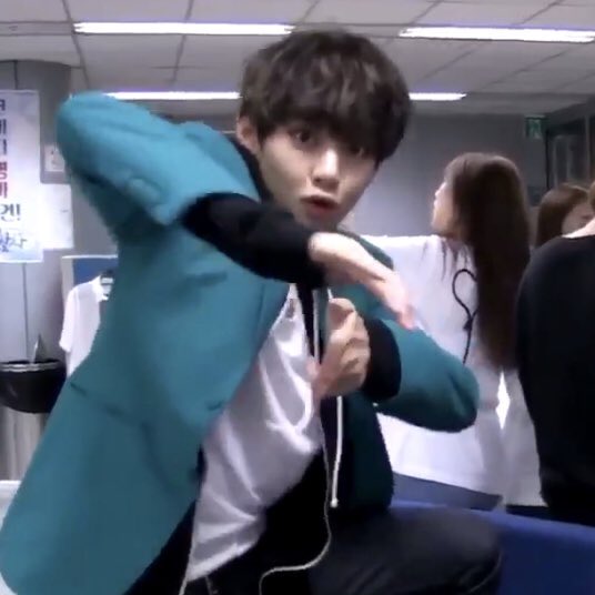 fairytale_EHEH's tweet photo. 빵야맨이랑.. 의상 비슷해서 또 우럿 ㅠ https://t.co/IrCpvBT4MY