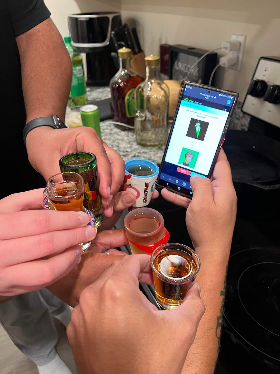 Dskandoluz's tweet photo. Watching the fights with the guys... drinking serums...mutating Apes &amp; shit. You know that #ETCBAYC #ETCMAYC type shit. #ETCARMY https://t.co/CUGswtlDq1