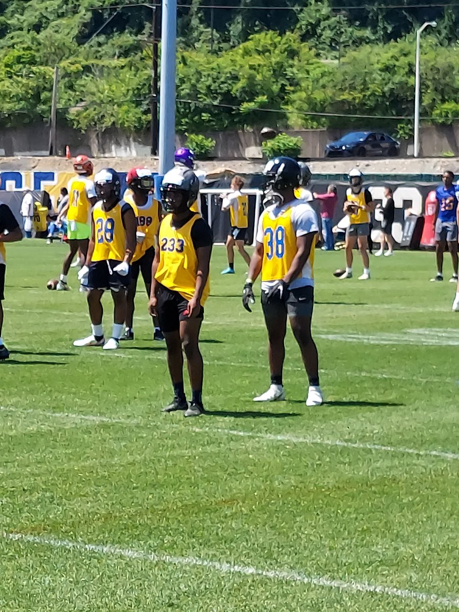 5kk_ronn's tweet photo. Had a good time attending and competing at the @CoachDuzzPittFB @Pitt_FB football camp ! It was a great opportunity to work with @CoachAPowell.

@HilltoppersFB @mj_sbbm4keys @CoachLongUNM @coachlondonIII @Nemo_Washington @street_ralph @Stansfield_Matt @CoachHageman406 @EDGYTIM https://t.co/x2P4yHms4f