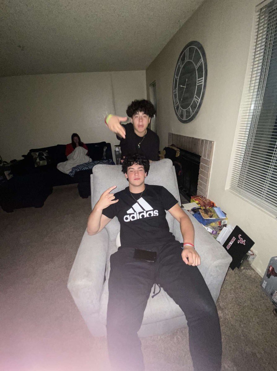 TweetsJons's tweet image. I just smoked 2 woods I’m hella high⛷