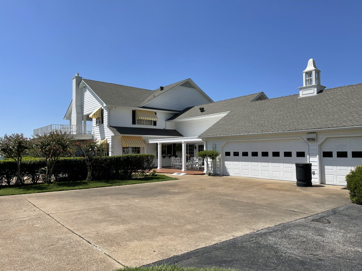 DuncanSCanuck's tweet photo. South Fork Ranch #southfork #Dallas #dallastnt #jrewing #Texas #bobbyewing #bradock #plano #famous #famoushouse #misselle https://t.co/oWMW4nSEa8