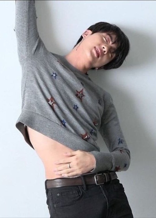 KSJLOOKS's tweet photo. THE RETURN OF SEOKJIN IN A CROP TOP IS A NEED NOW 😩 https://t.co/3awcsS8ufq