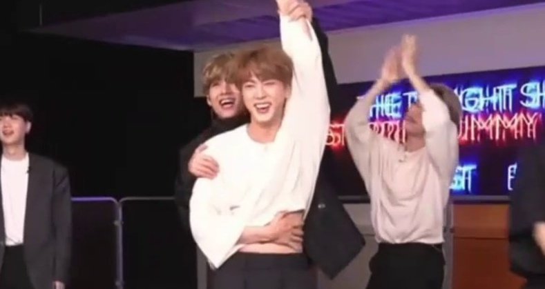 KSJLOOKS's tweet photo. THE RETURN OF SEOKJIN IN A CROP TOP IS A NEED NOW 😩 https://t.co/3awcsS8ufq