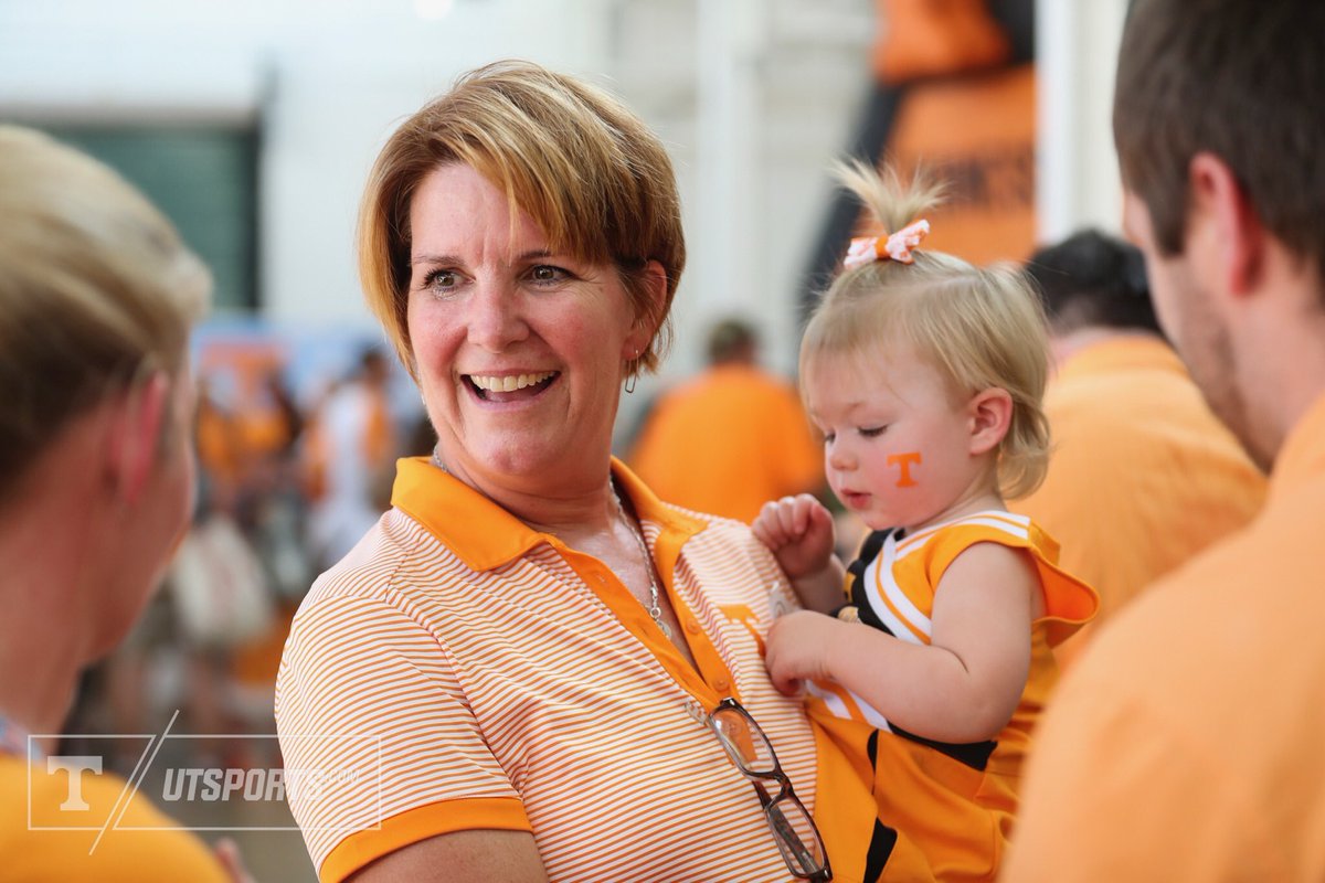 dryanwilliamson's tweet image. Thanks @balfordsullivan for your time with the Big Orange. Our family has spent many nights watching your athletes compete for championships. Also, we’ve got a little runner girl who may not remember your time at UT, but thanks to this moment, we always will. 🧡