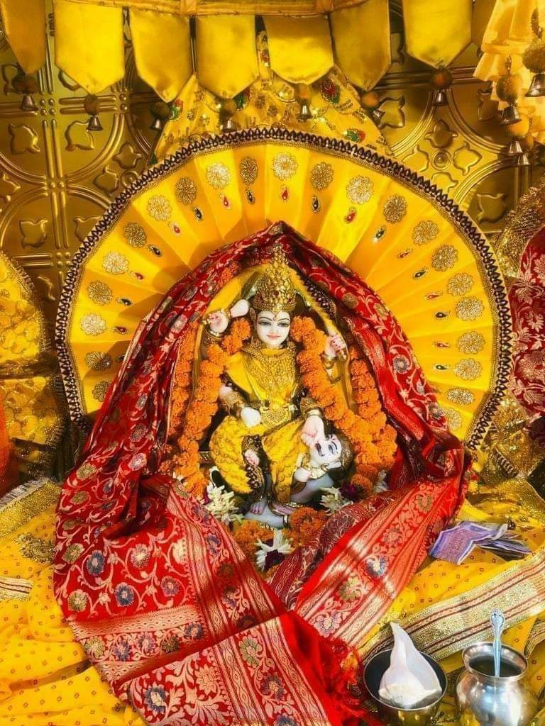 baglamukhipuja's tweet photo. माँ की पूजा करने से असीम आनंद की प्राप्ति होती है। माँ सदैव अपने भक्तों की हर बाधाओं से रक्षा करती हैं। https://t.co/Wnh2COVCck