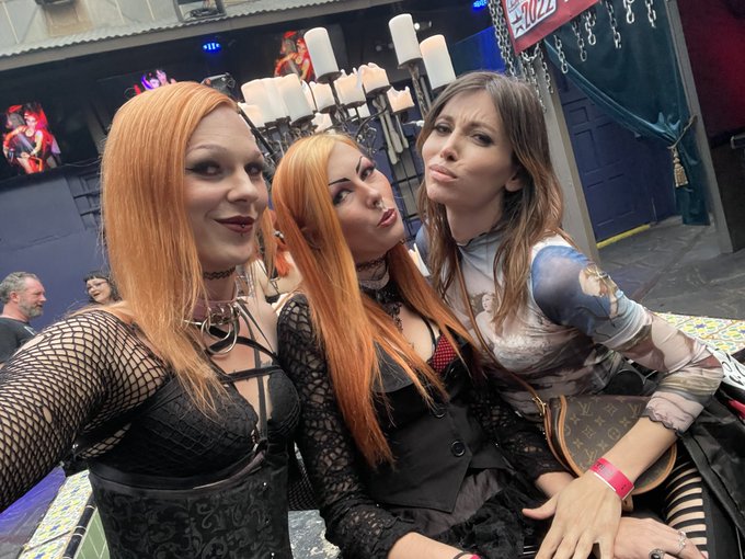 At the altporn awards with @SarinaHavok and @RobinCoffins ^.^ https://t.co/EkTJJb49IF<a class="tags" href="/tag/sarinahavok">@sarinahavok</a><a class="tags" href="/tag/robincoffins">@robincoffins</a>