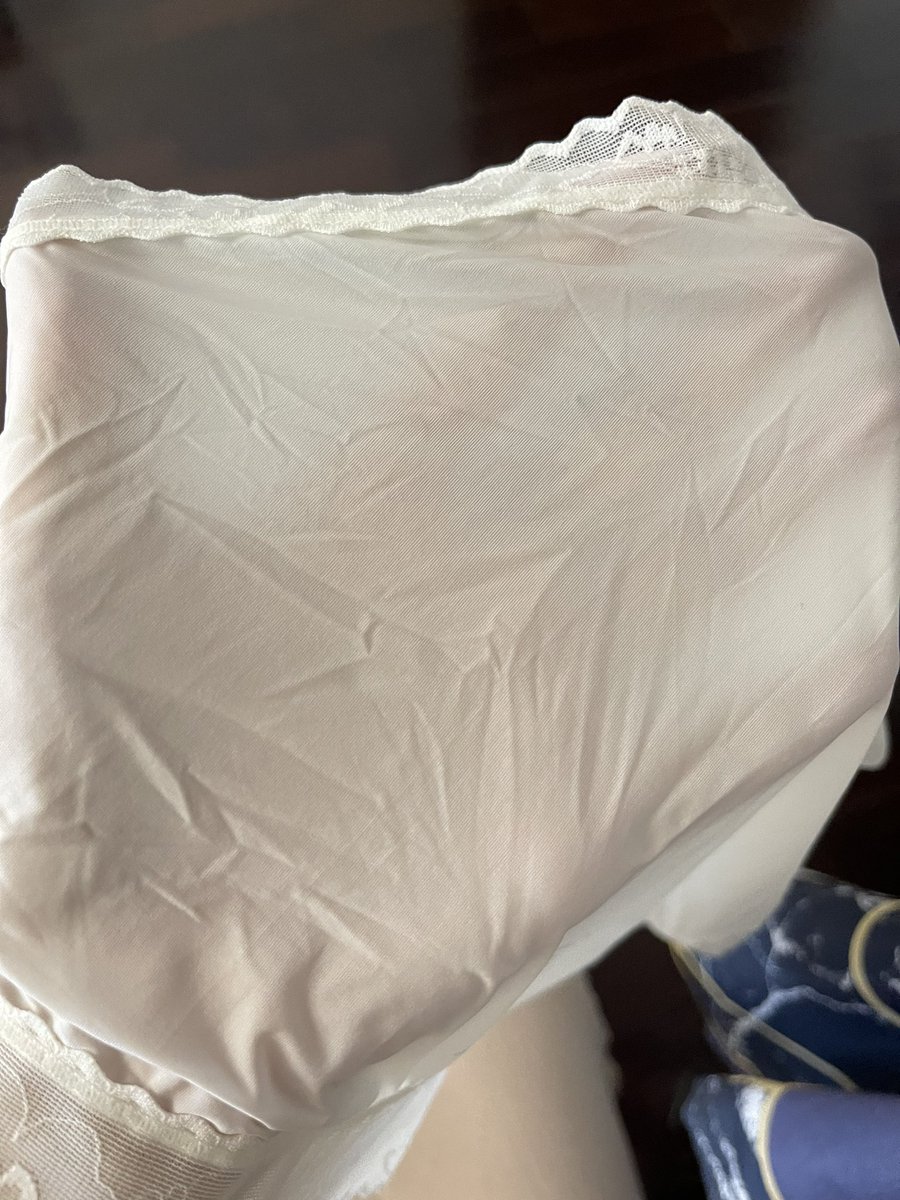 好家伙我新买的底裤到货了。不知道怎么形容我的心情，就薄如蝉翼吧。 https://t.co/s2mCGmvStx