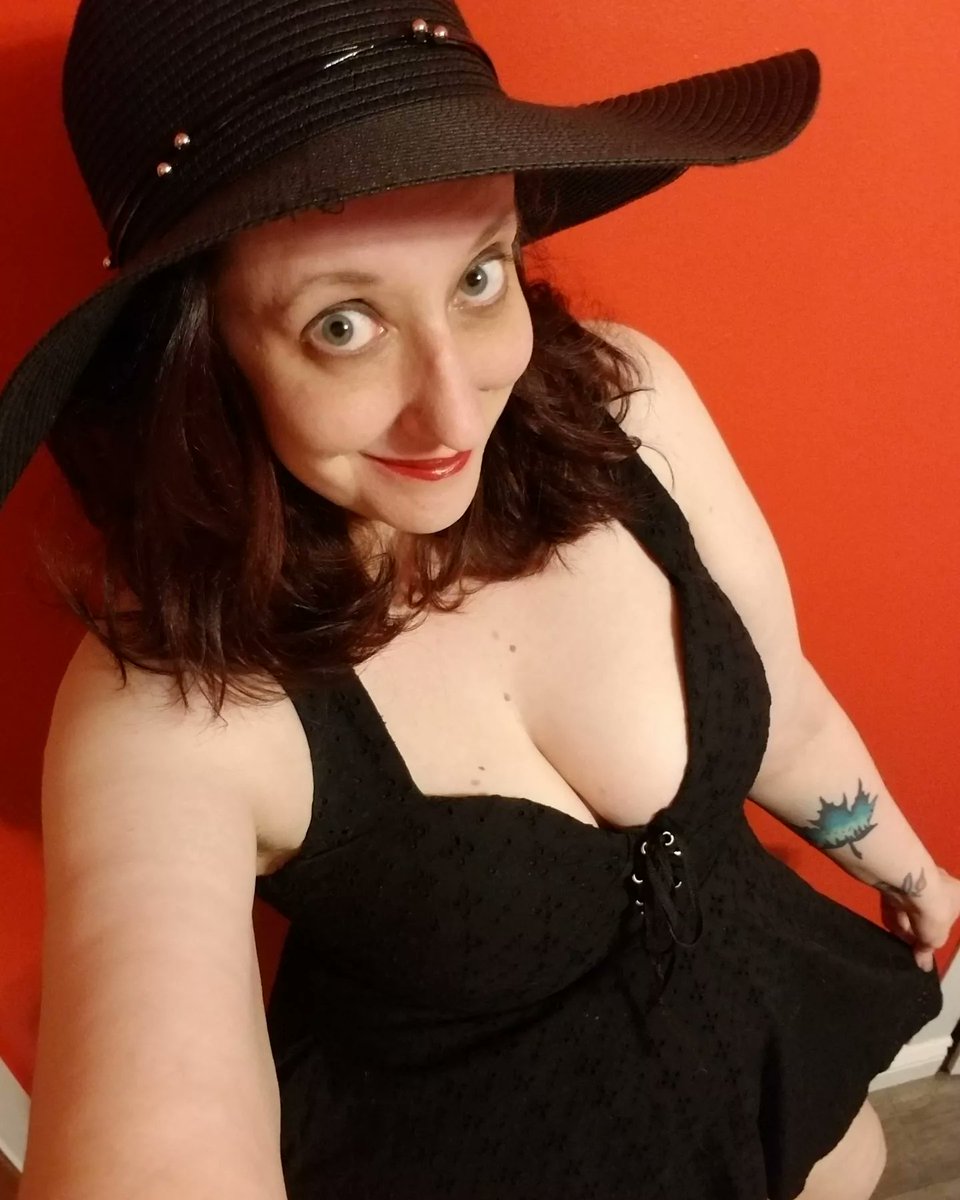 cherrycyannide's tweet photo. Bought a goth summer hat #summerofgoth #gothsummer #gothhat #gothgirl https://t.co/2YQehIcpSE