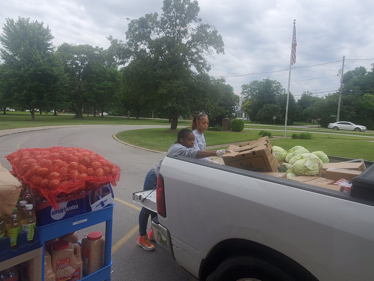 WrightFRYSC's tweet photo. Summer feeding program for our students and their families. @BreckMetro @MinorDaniels https://t.co/QMvVr3l3NJ