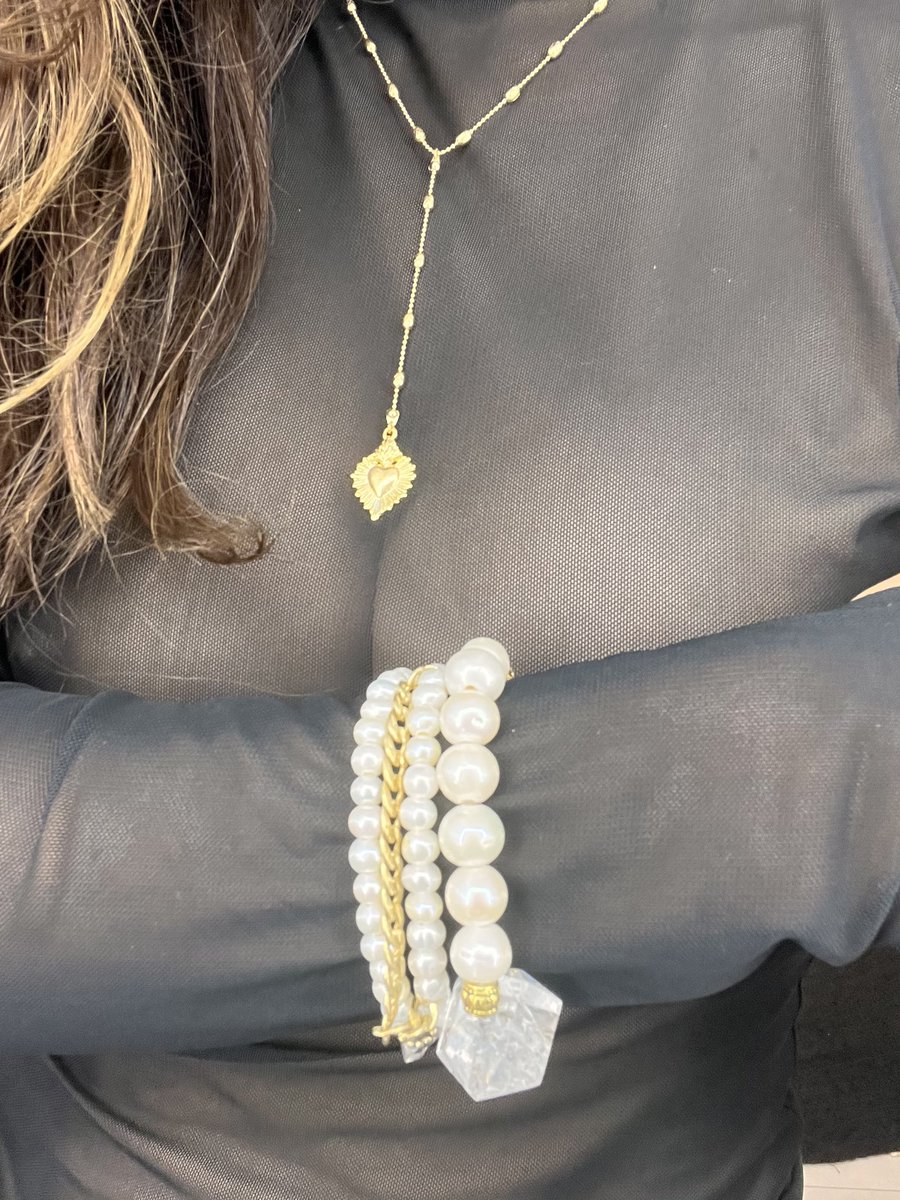 hosacredflame's tweet photo. No better duo then our HOSF pearls and La Reina together!  
Shop our line https://t.co/i7YBuRIEYo 
.
.
.
.
#quartz #raw #holistic #healingcrystals #jewelrydesigner #beauty #potd #jewelry #goldenhour https://t.co/EqJ4898aj1