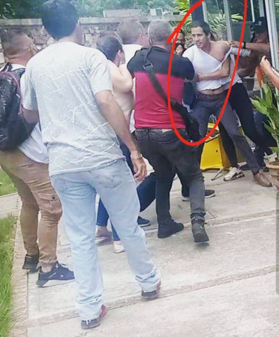 JRodriguezPSUV_'s tweet photo. Adivinen a quien le iban a colocar una camisa de fuerza y se escapó. Los que digan la respuesta correcta lo SIGO. https://t.co/nWHvaiefHw