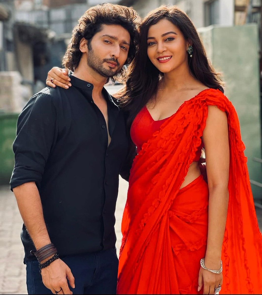 Fandom021314's tweet photo. Just this made my Morning..
"Black n Red ka contrast absolutely sahi h..."@kunalkkapoor
They look stunning..
#SiMi n #KuVeri spreading their charm n vibrancy..
#KaveriPriyam #ZiddiDilMaaneNa
#MoRan https://t.co/dGGU9blnXk