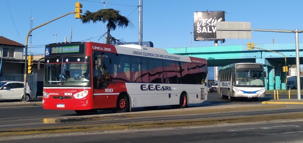 CiudadDeBondis's tweet photo. #SabadoDeAportes
El nuevo #100 de la #Linea306, uno de los tres #Ugarte #MBO500 0KM (SI 0KM) que acaba de ingresar a la flota. Los otros dos son el 46 y el 81 https://t.co/Hhx5P0MPvf
