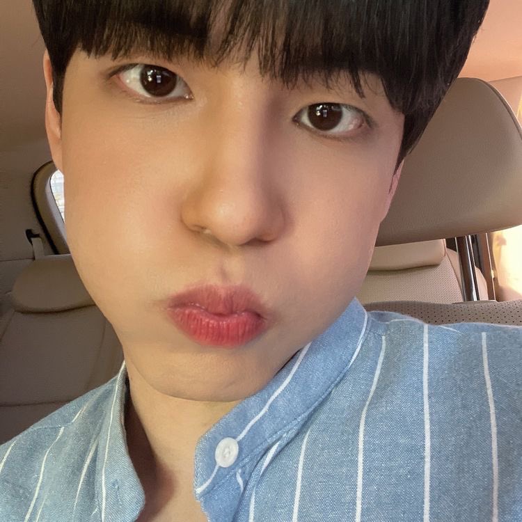 사실 나 이맘때의 원필이의 동글동글 유라이크보정100사진 진짜 좋아해
눈코입이 다 동글동글해
머리카락마저 동글동글동글동글함