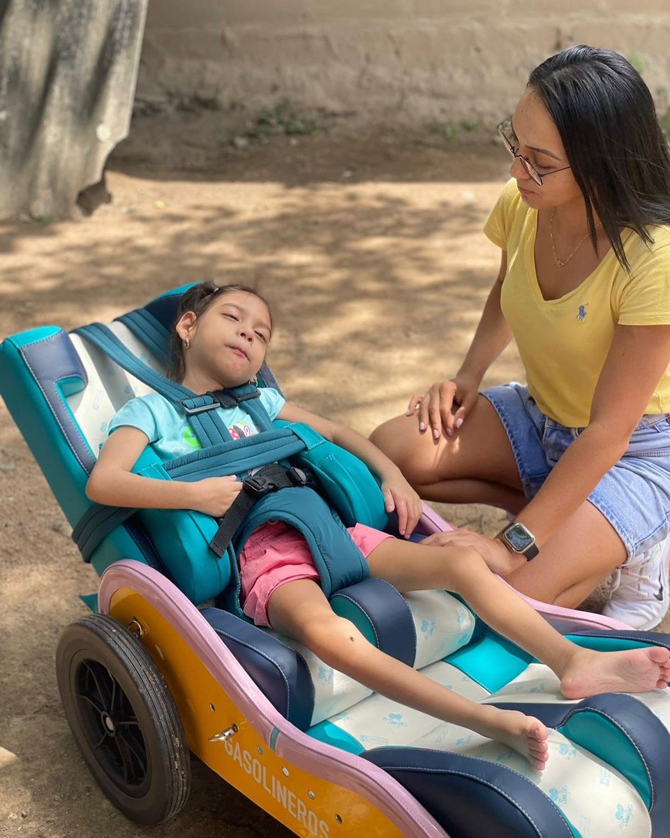 oneinversocial's tweet photo. Ella es Aleska y gracias al #VueloDeCorazon💛 que tuvimos junto a @KitSmileco ahora tiene una silla-gimnasio que mejora si calidad de vida🤩

Nos emociona poder ser las alas para que grandes iniciativas y proyectos como este se conecten de un destino a otro✈️

#VivaTransformar https://t.co/qL743NvPWQ