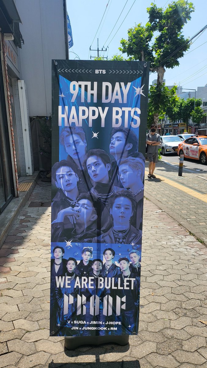 jimininezib's tweet photo. 왜 이제야 여길 왔을까요~
입구에 보이는 배너부터 카페에 전시된 액자들속 울애들도 넘 예쁘고 스텝분들은 천사... 
넘 예쁜 특전들과 
 ㆍ럭ㆍ드ㆍ... 🌩 🌩 
선착특전에서 준비하면서 
 갈았다는게 실감나네요...
특전맛집중 맛집!!!
이벵해주셔서 감사해요~
@bts200901 https://t.co/DzpokvhcqB