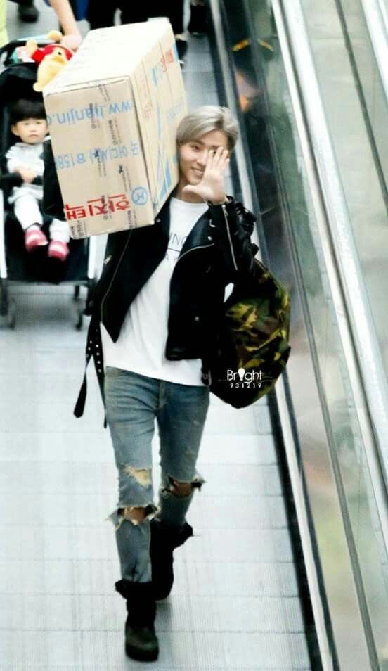 구깡 자기 몸만한 걸 저러고 어깨에 이고 오는 것 좀 보실분
심지어 여유롭게 손인사까지해줌