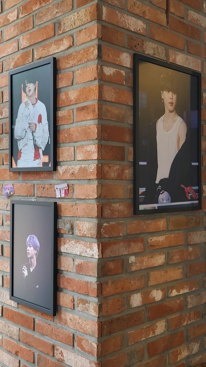 jimininezib's tweet photo. 왜 이제야 여길 왔을까요~
입구에 보이는 배너부터 카페에 전시된 액자들속 울애들도 넘 예쁘고 스텝분들은 천사... 
넘 예쁜 특전들과 
 ㆍ럭ㆍ드ㆍ... 🌩 🌩 
선착특전에서 준비하면서 
 갈았다는게 실감나네요...
특전맛집중 맛집!!!
이벵해주셔서 감사해요~
@bts200901 https://t.co/DzpokvhcqB