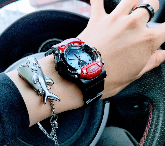 きょうは左手が🦈❗ 