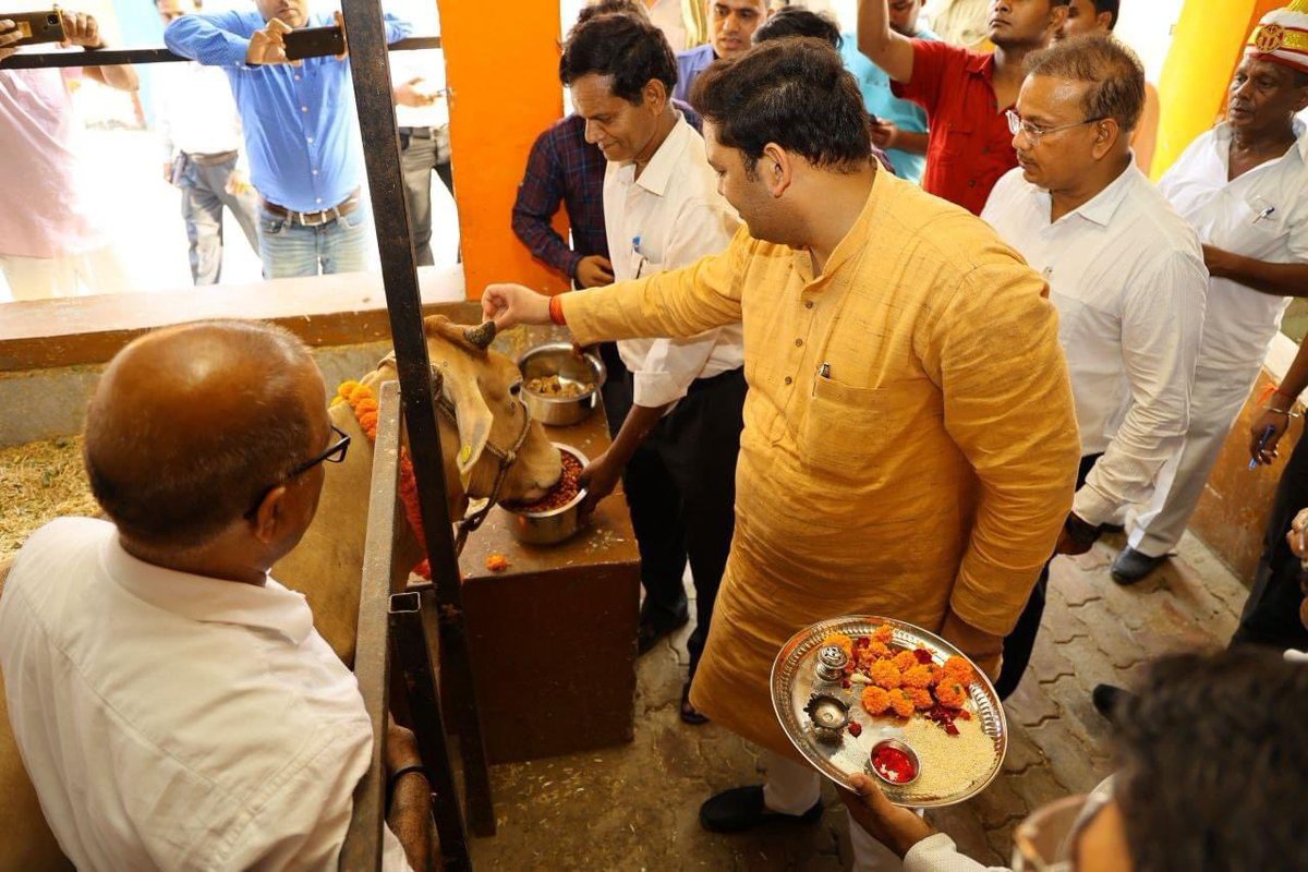 thisissanjubjp's tweet photo. जनपद देवरिया में प्रवास के दौरान, कान्हा पशु गौशाला, पिपरपाती स्थल पर पहुंचकर निरीक्षण किया। https://t.co/8OFQ87EBmv