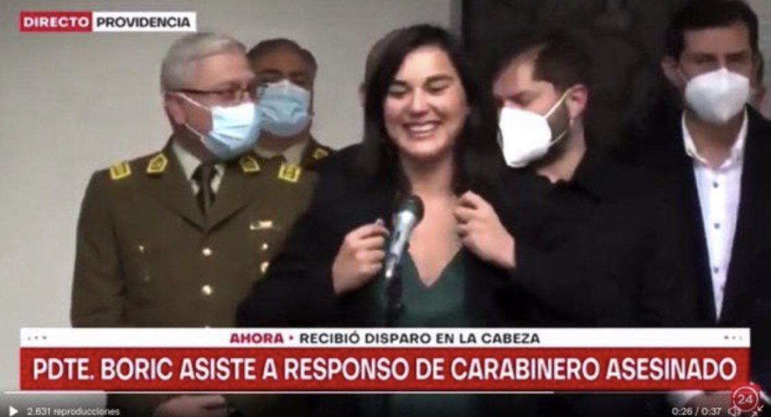 Mari0Llanquileo's tweet photo. #RenunciaIzkia 

Ambas imágenes se explican solas.

A la hora que yo soy el familiar del Carabinero, c/respeto, en honor al alto cargo q ostentan, les diría a ambas basuras esas q se fueran, sino, los echaría yo a patadas!

Kast Mosciatti Traidor https://t.co/bLHxtmo2aI