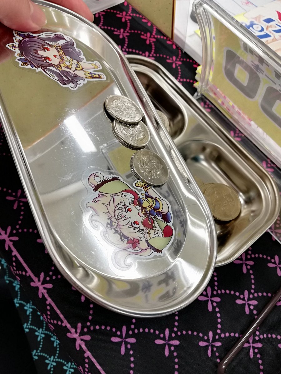 イベント参加時はセリアで買ったBBQ皿に100円玉と500円玉の釣り銭を入れておいてそこからおつりを渡したり売上を入れて上からコイントレーをかぶせておいたりしています
使いやすいのでオススメです 