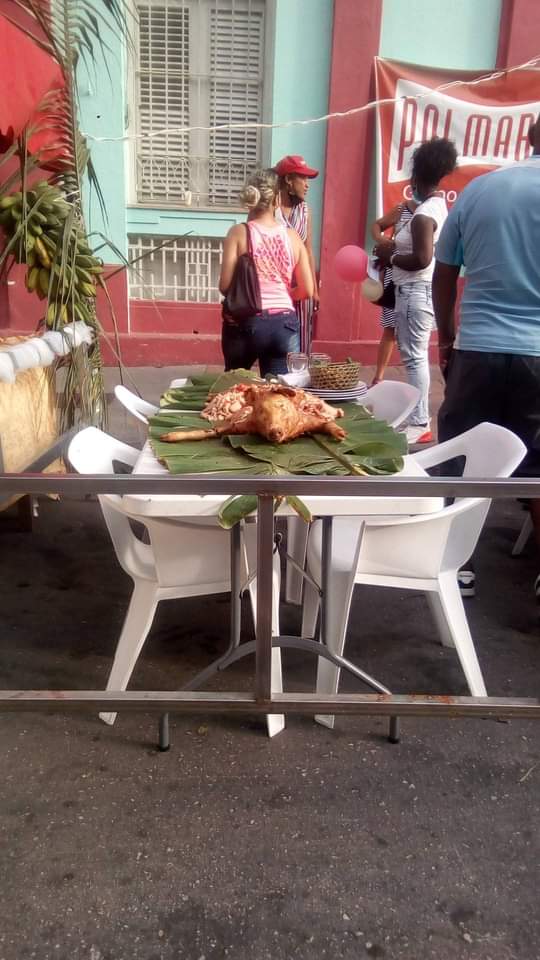 Los trabajadores de Hoteleria y Turismo en las noches Santiagueras  prestando su mejor servicio al pueblo.
#Cuba #SantiagodeCuba #PoderPopular #VamosConTodo