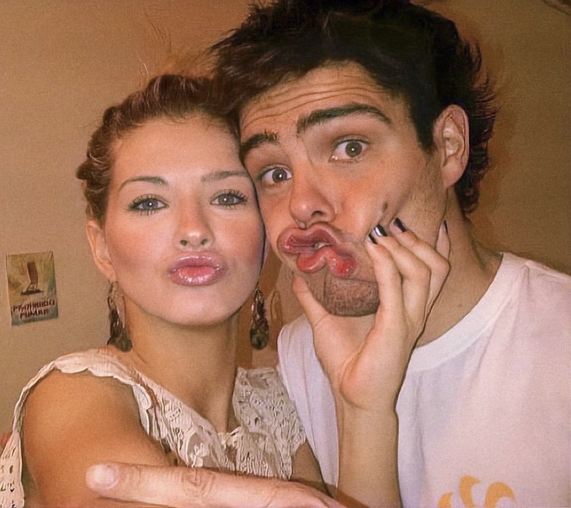 Eugejapanese's tweet photo. Que manera de amarlos desde siempre💘 @chinasuarez #ChinaSuarez #peterlanzani #eugeter https://t.co/ve2Y4nt0J4